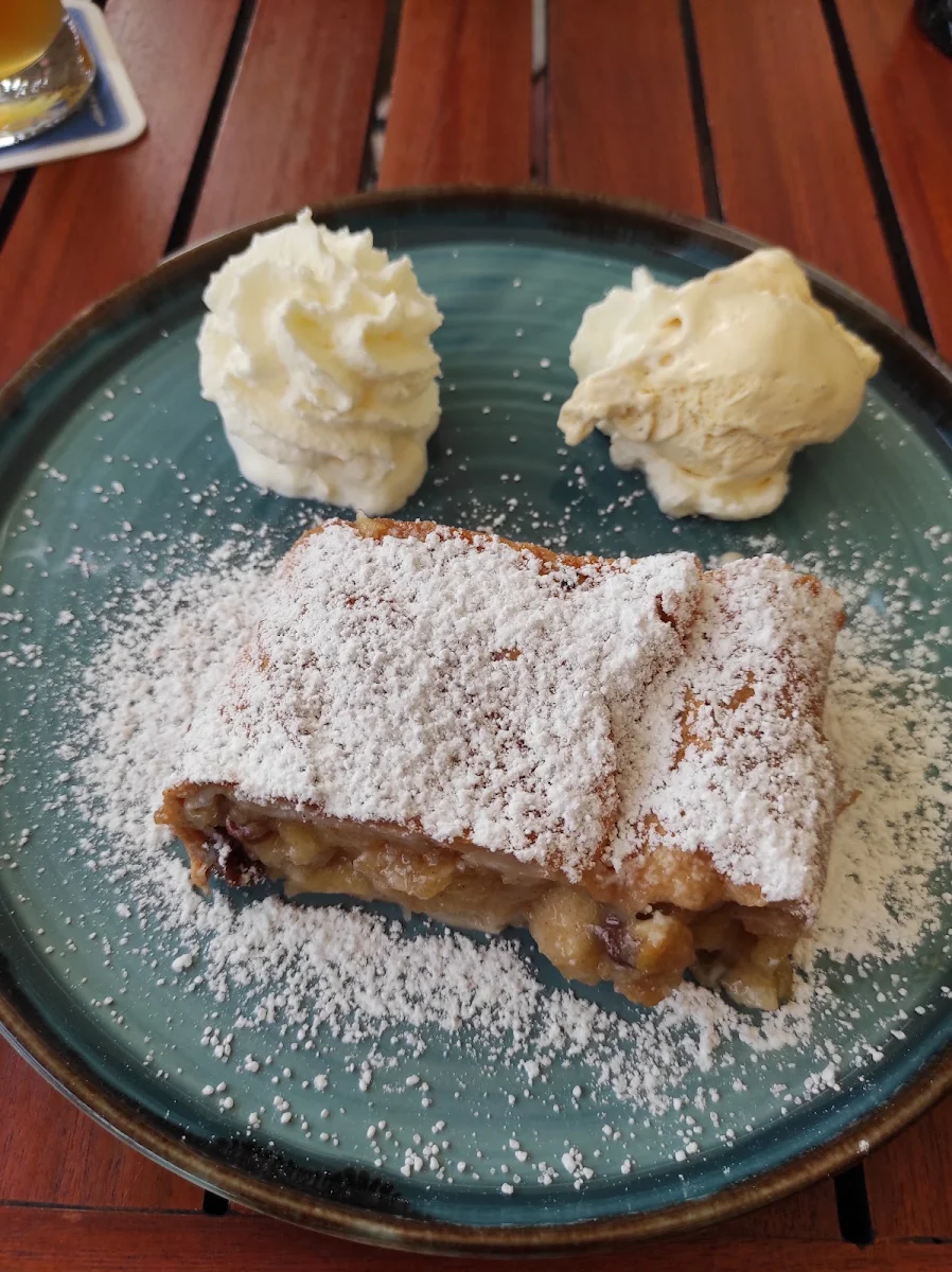 Apfelstrudel Mit Vanilleeis Und Sahne