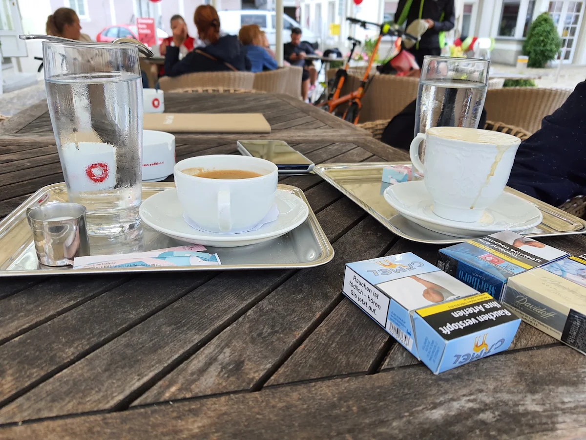 Verlängerter Schwarz Und Cappucino