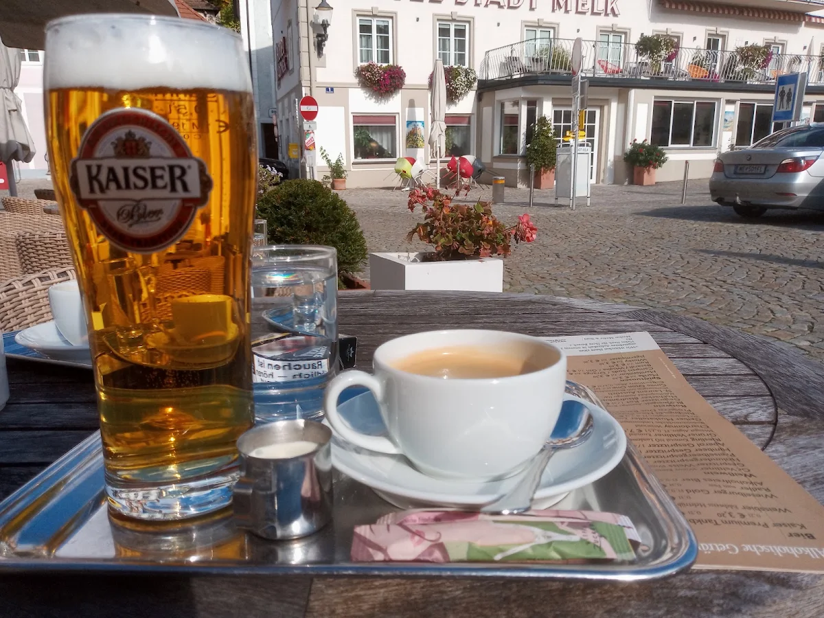 Verlängerter Schwarz Und Großes Bier