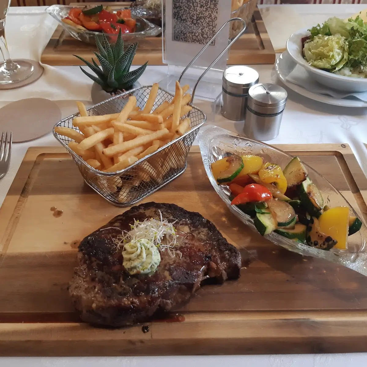 Steak Mit Grillgemüse Und Pommes