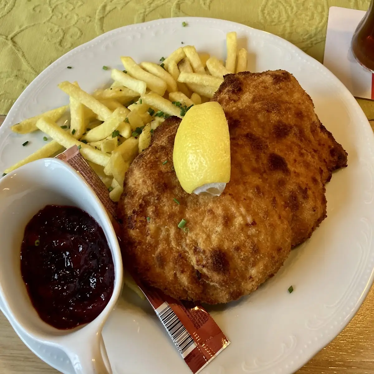 Cordon Bleu Mit Pommes Und Preiselbeeren