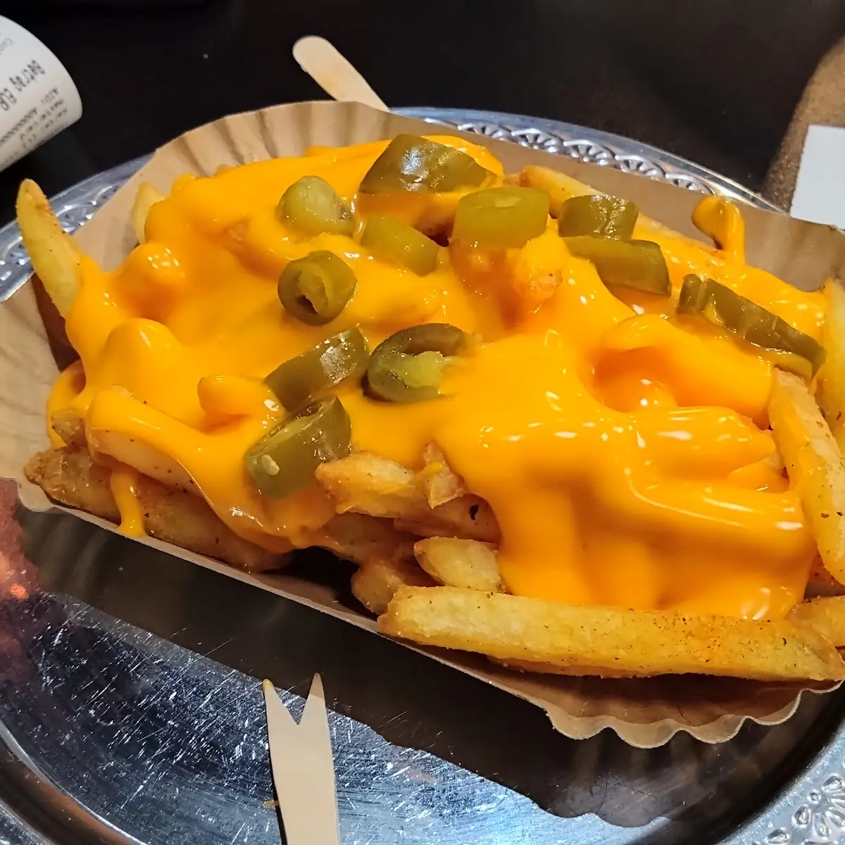 Pommes Cahdder Käse Jalapeños