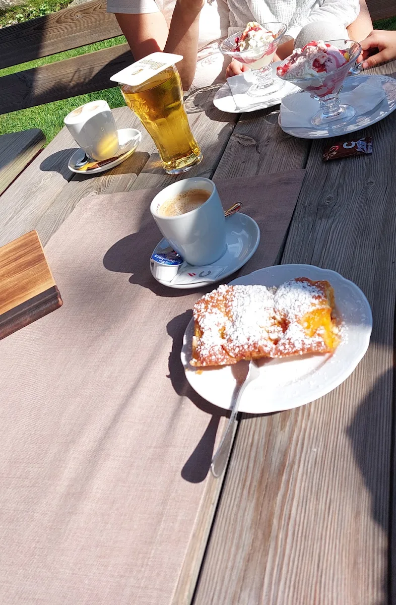 Marillenkuchen Und Haferl Kaffee
