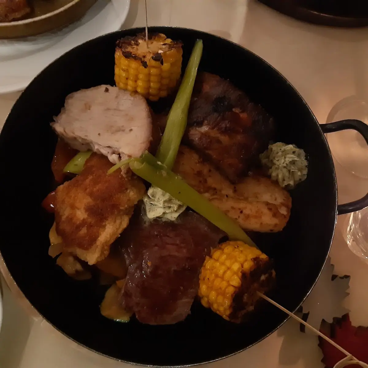 Grillplatte Mit Rosmarienkartoffeln Und Pommes