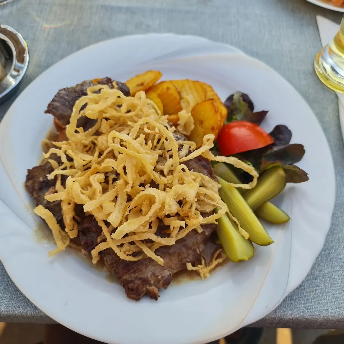 Zwiebelrostbrazen Mit Gebratenen Kartoffeln