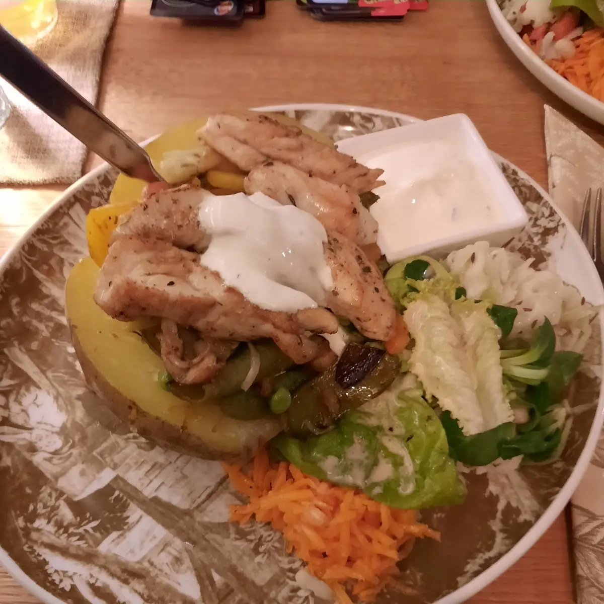 Ofenkartoffel Mit Sauerrahm Und Hähnchenbruststreifen