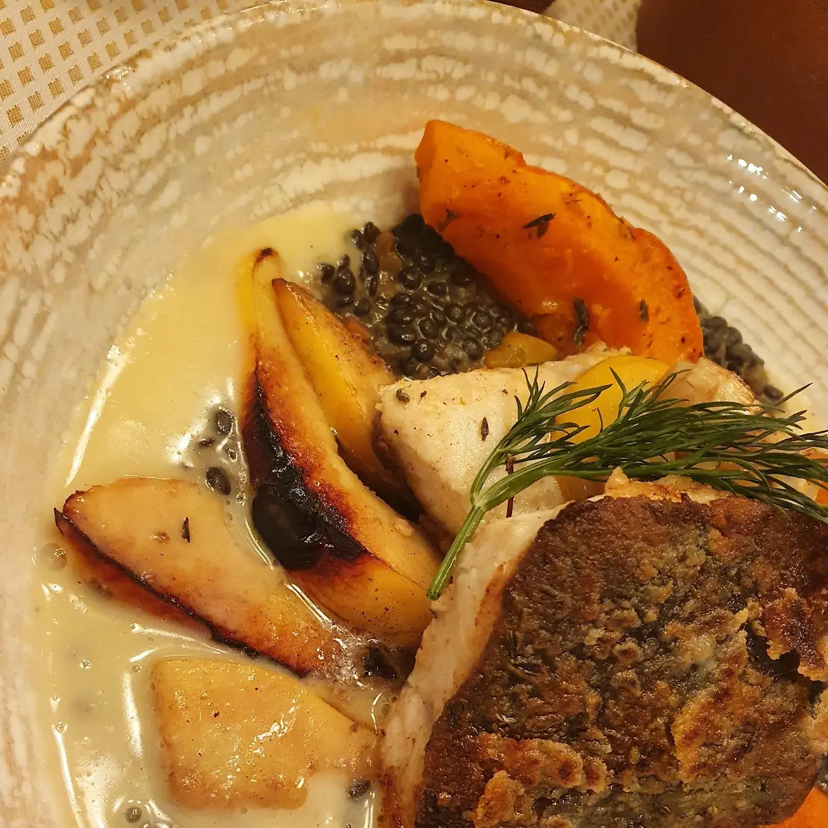 Wallerfilet Auf Belugalinsen