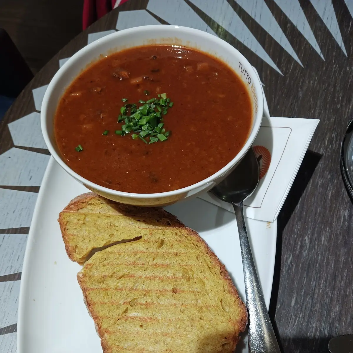 Gulaschsuppe Mit Geröstetem Brot