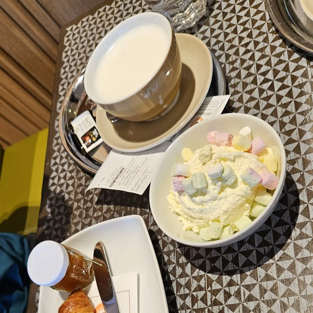 Hot Chocolat with Whipped Cream and Marshmallows