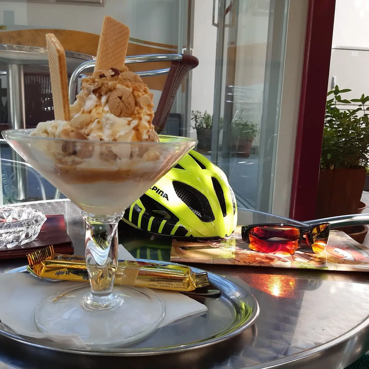 Eis Nussbecher