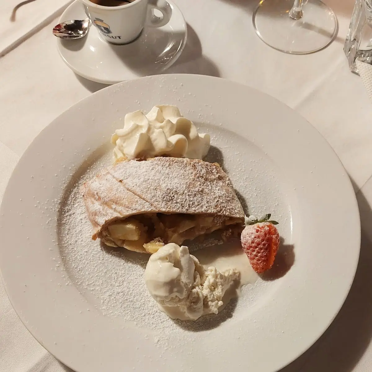 Apfelstrudel Mit Schlagobers Und Vanilleeis