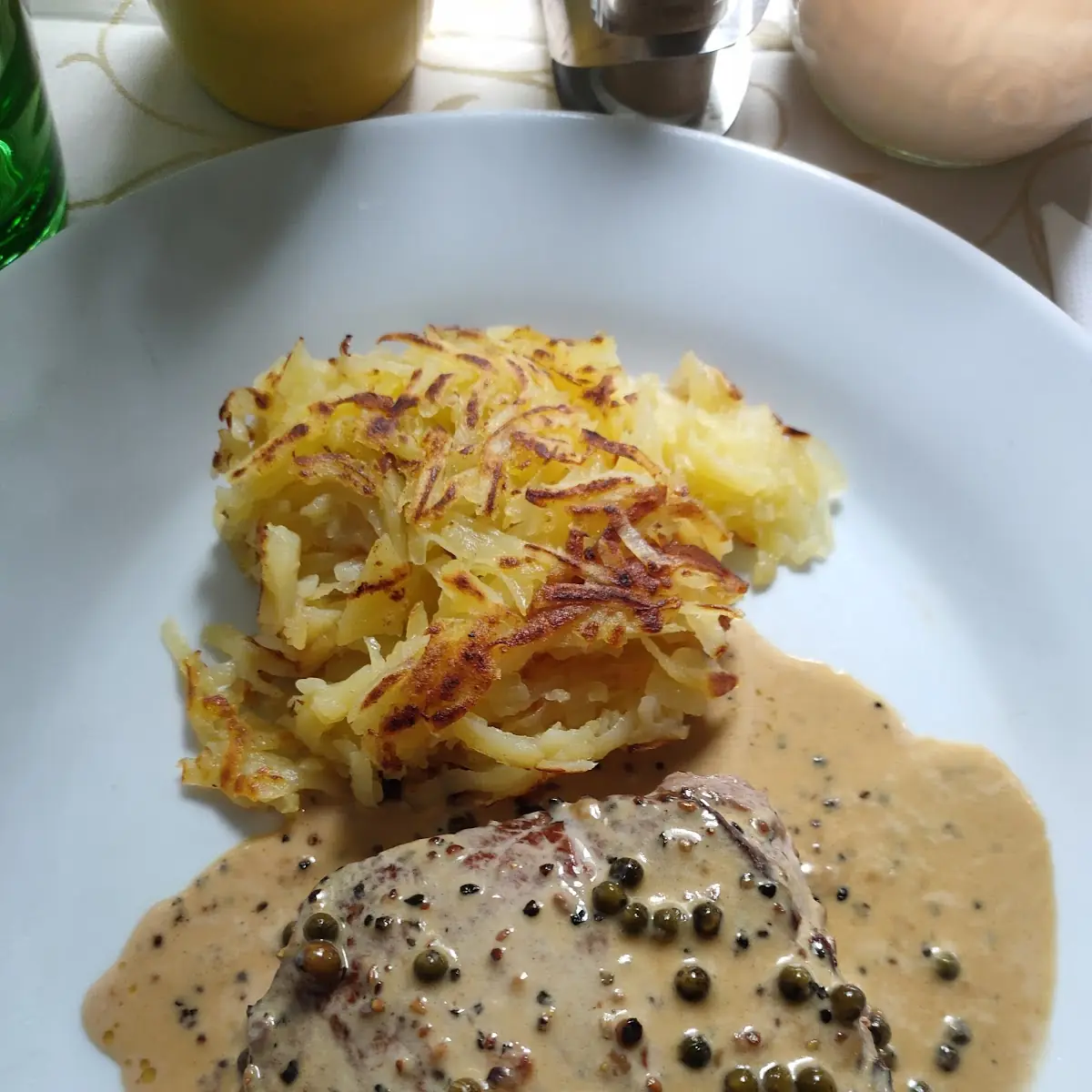 Kleines Filetsteak In Pfefferrahmsauce Mit Rösti