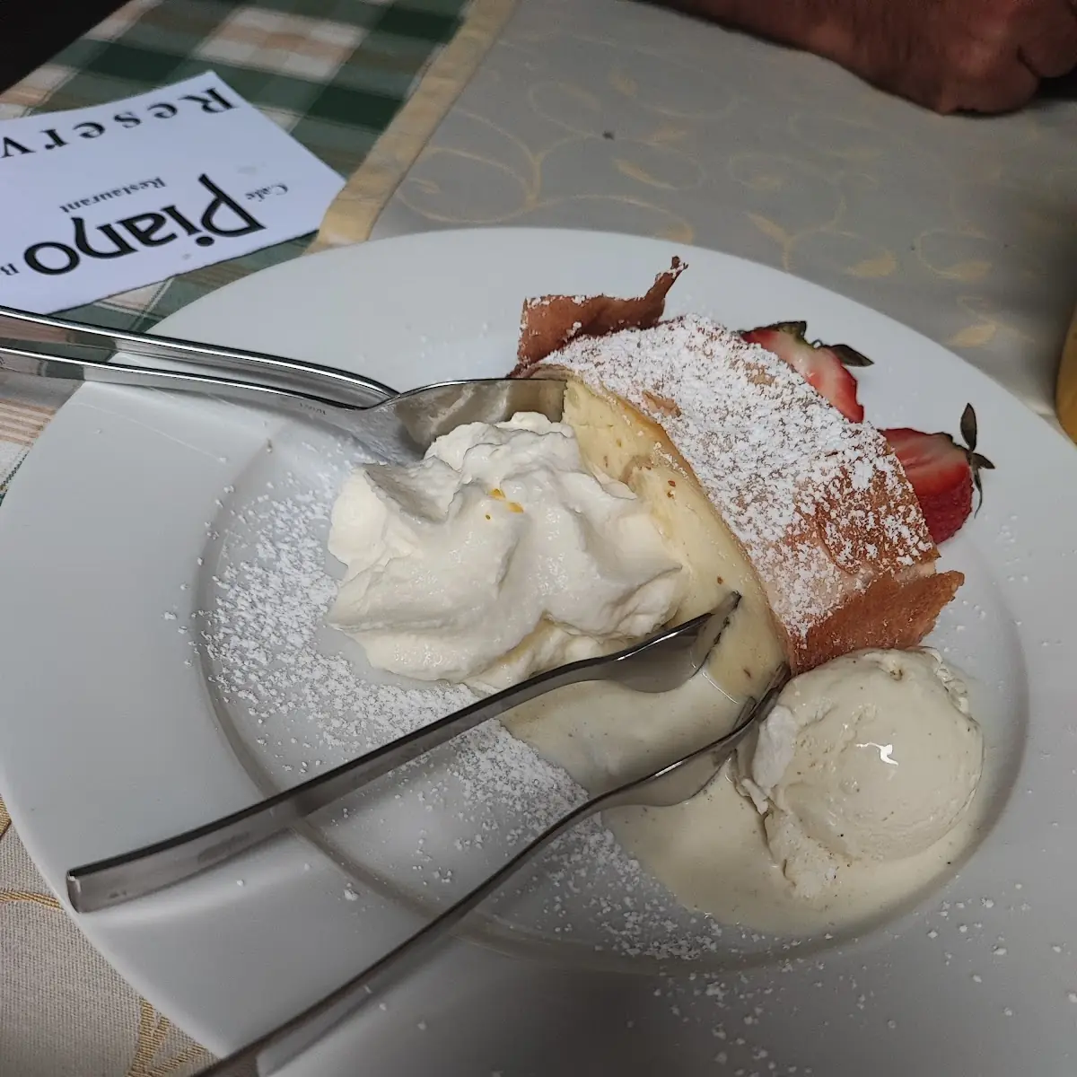 Strudel Di Ricotta Con Panna E Gelato