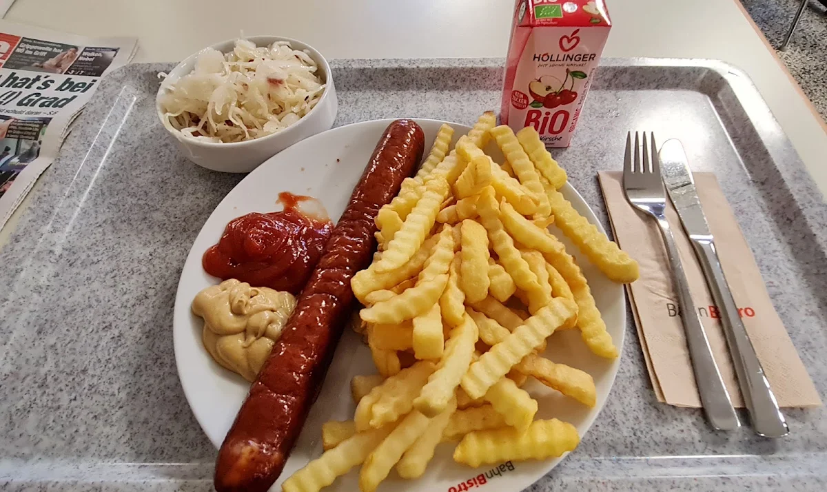 Käsekrainer Mit Pommes & Salat