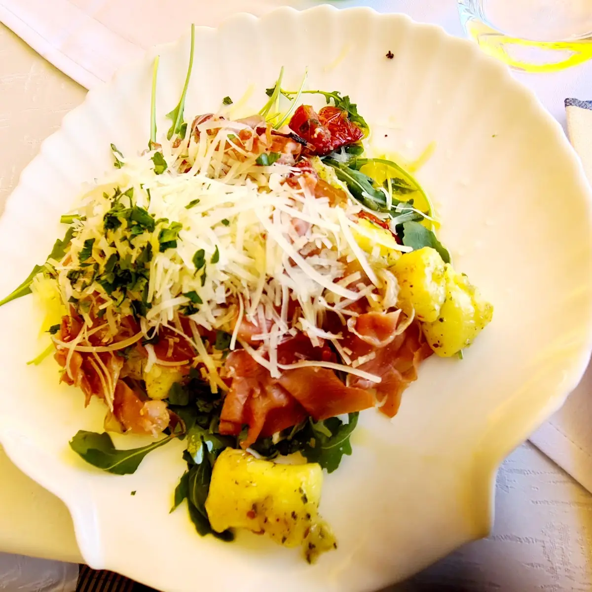 Gefüllte Gnocchi Mit Getrocknete Tomaten Prosciutto Rucola Pesto Und Parmesan