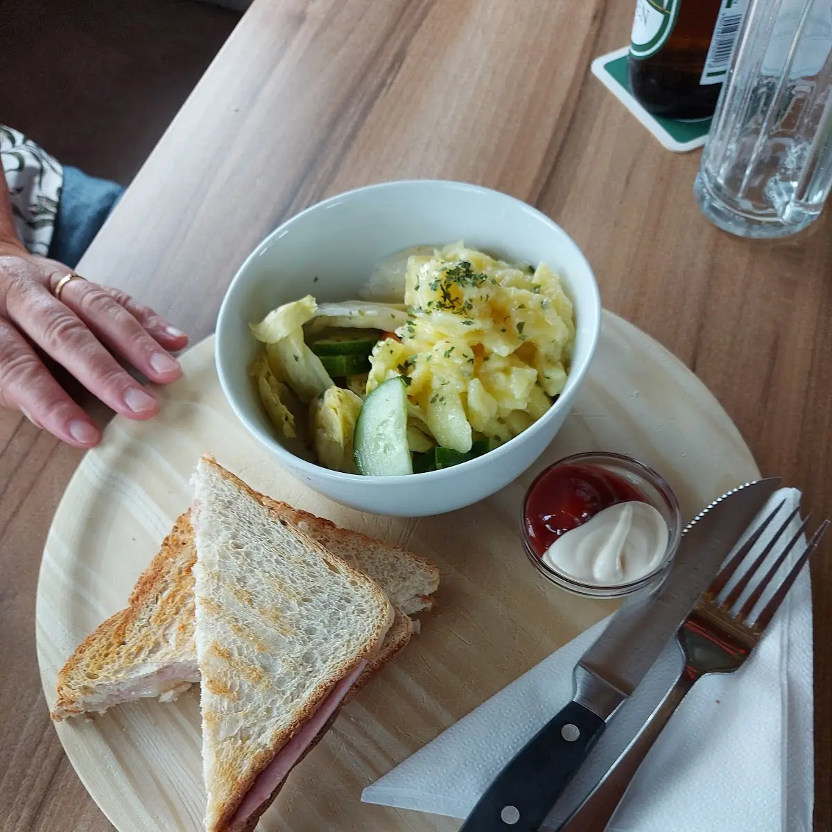 Schinkenkäsetost Mit Sallat