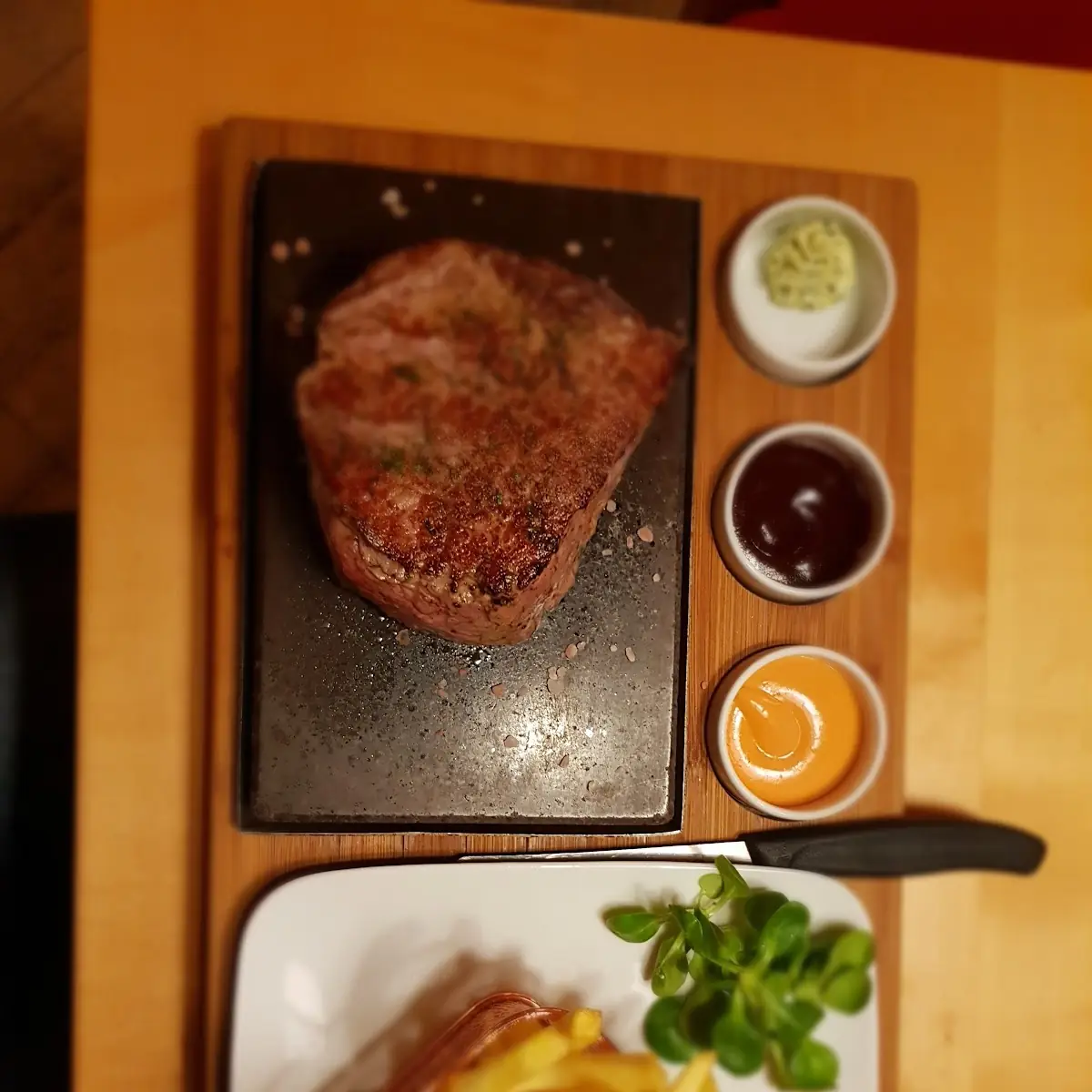 Steak Am Heissen Stein Mit Salat