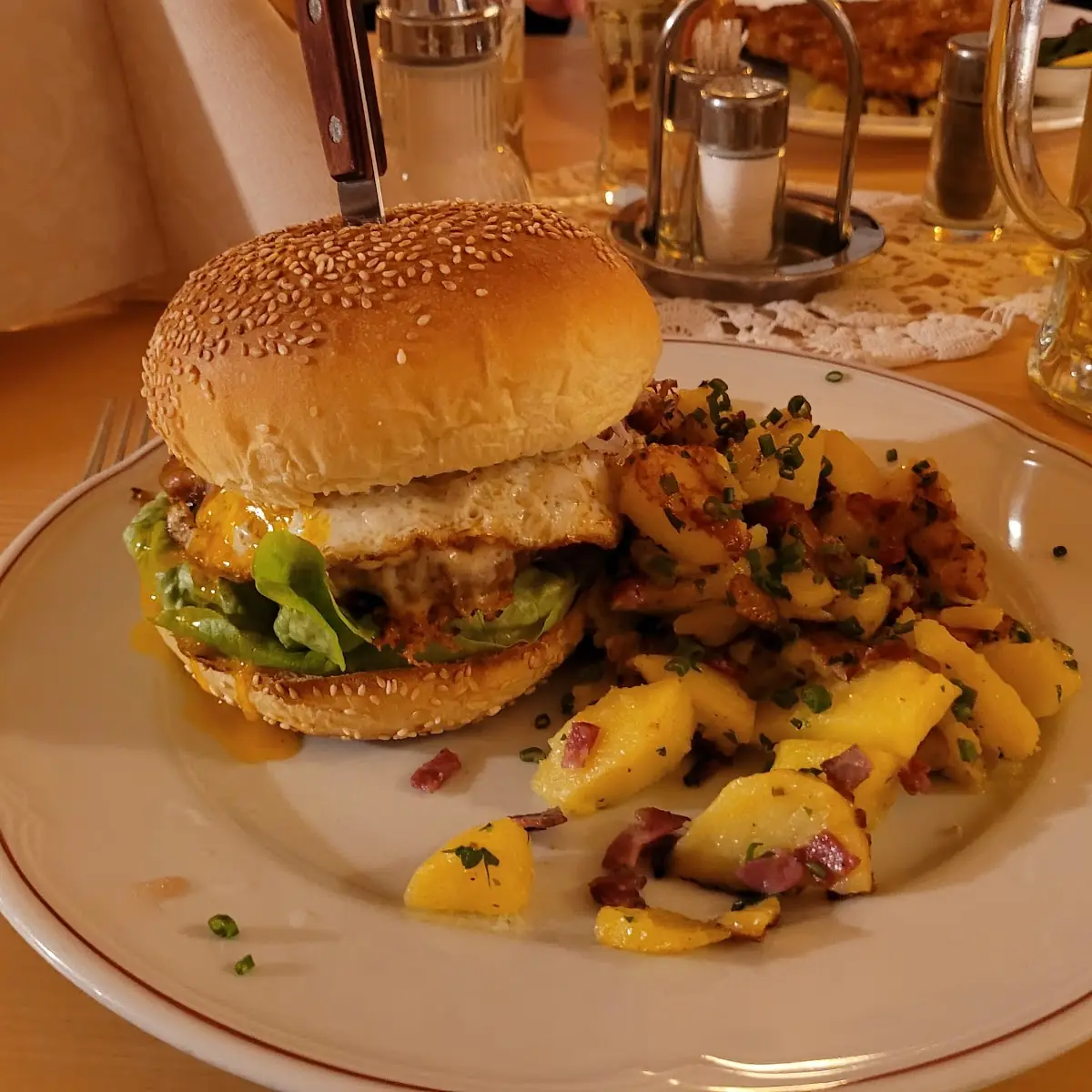 Bauernburger Mit Bratkartoffeln