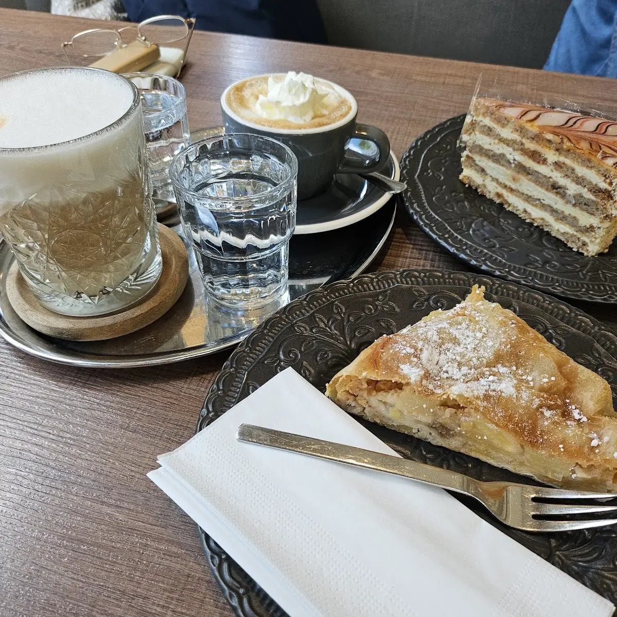 Apfelstrudel Und Esterhazytorte