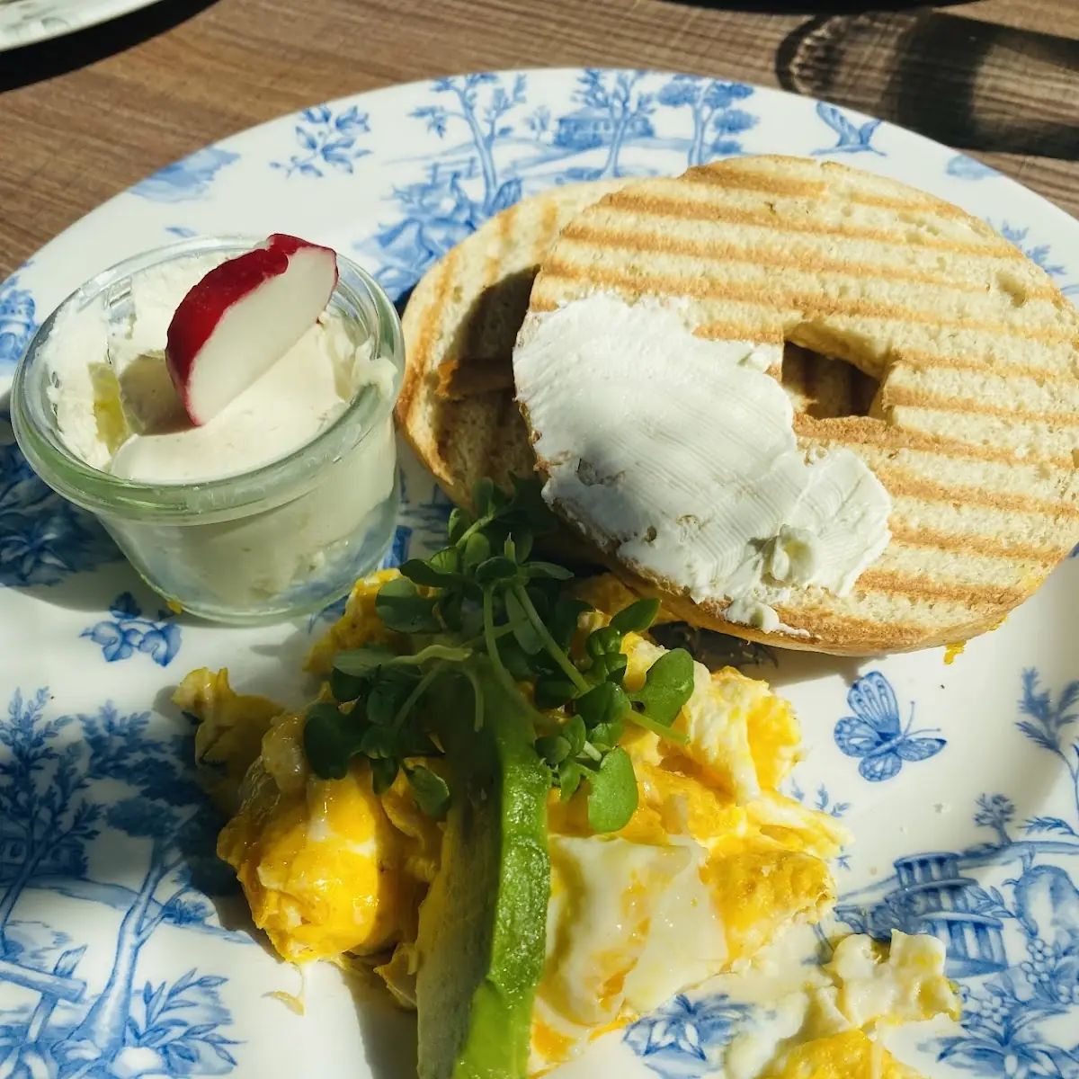 Frühstück New Yorker Bagel Creamcheese Eierspeise Avocado Kresse