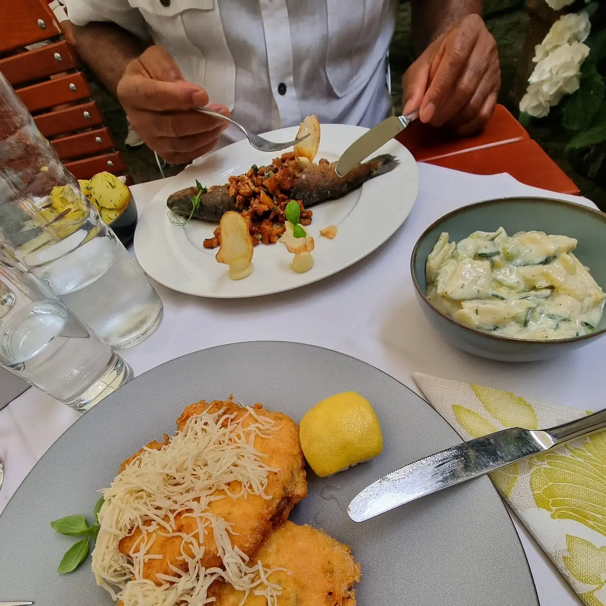 Wiener Schnitzel Mit Bratkartoffeln Und Kleinem Salat
