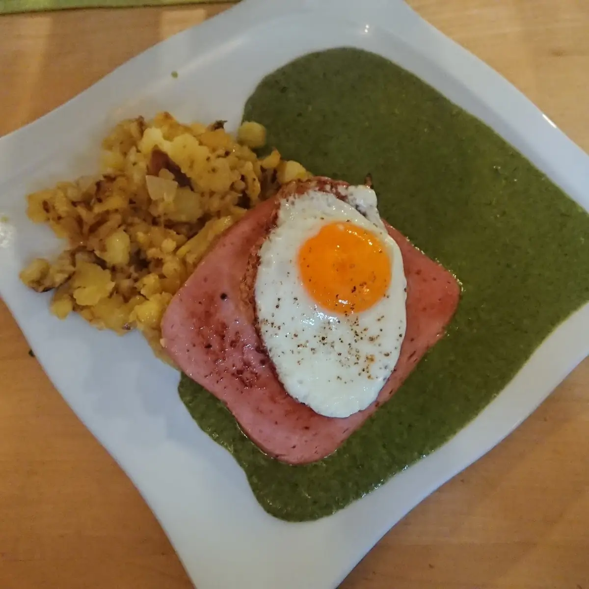 Spiegelei Mit Bratkartoffeln Und Spinat