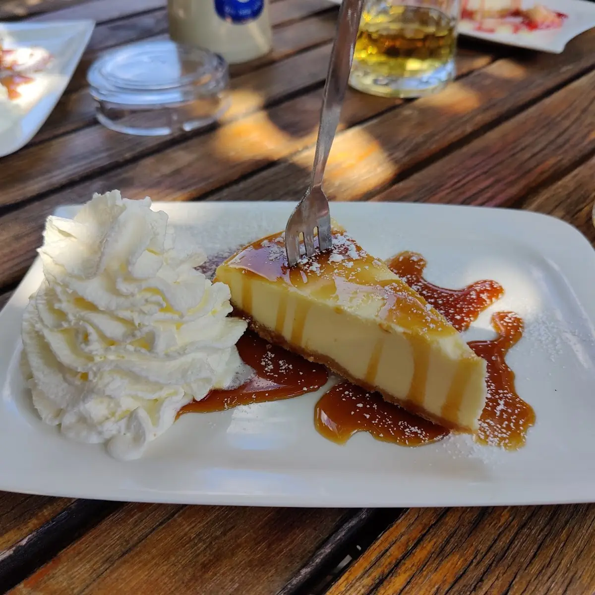 Cheesecake Mit Caramelsauce Und Schlagobers