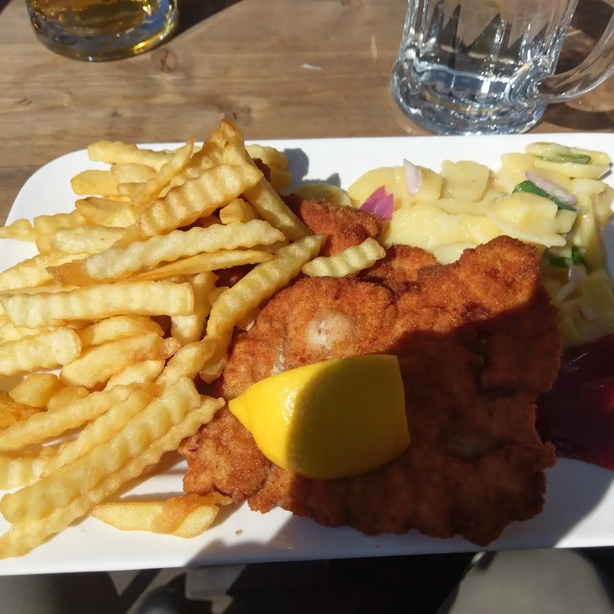 Putenschnitzel Mit Pommes Und Kartoffelsalat Groß