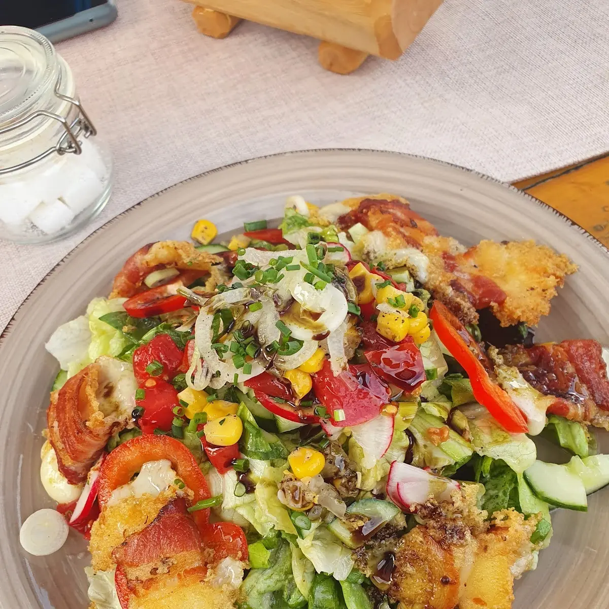 Salat Mit Bergkäse In Speck Umwickelt