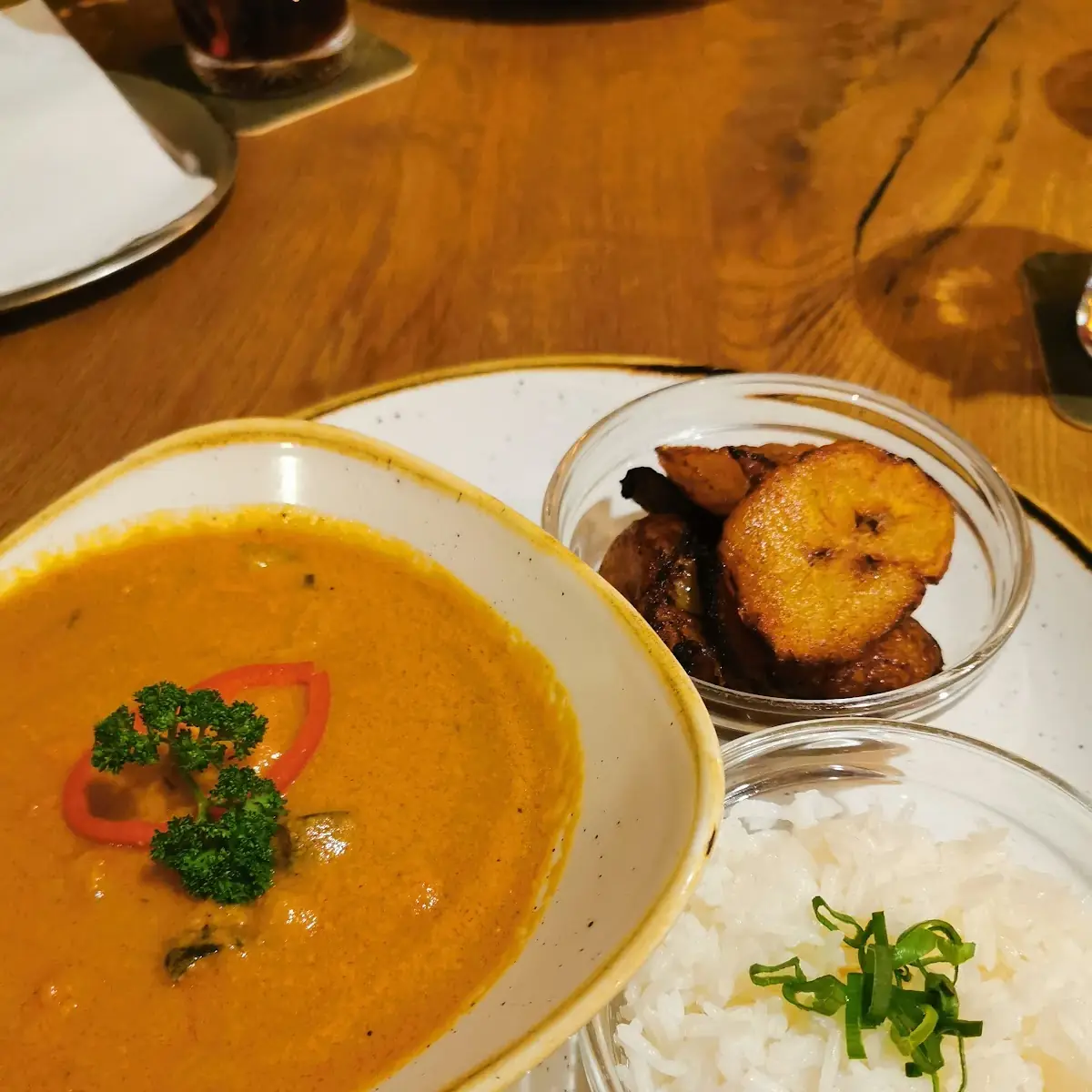 Süßkartoffeln Mit Gemüse In Erdnusssauce Mit Bokoboko Gebratene Bananen