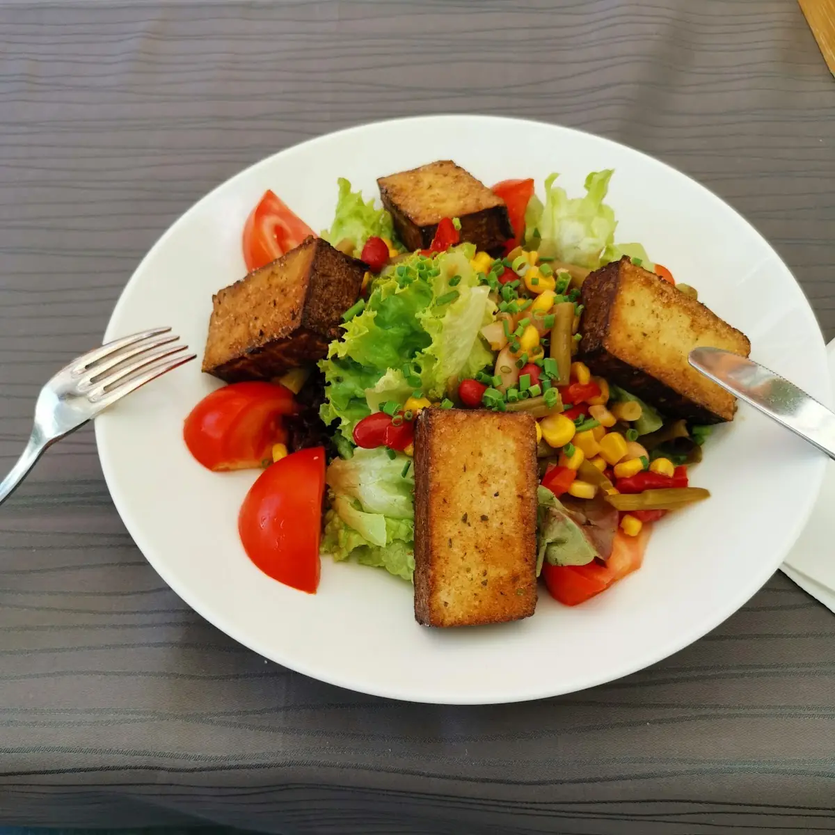 Gegrillter Tofu Auf Blattsalat Mit Tomaten Bohnen & Mais