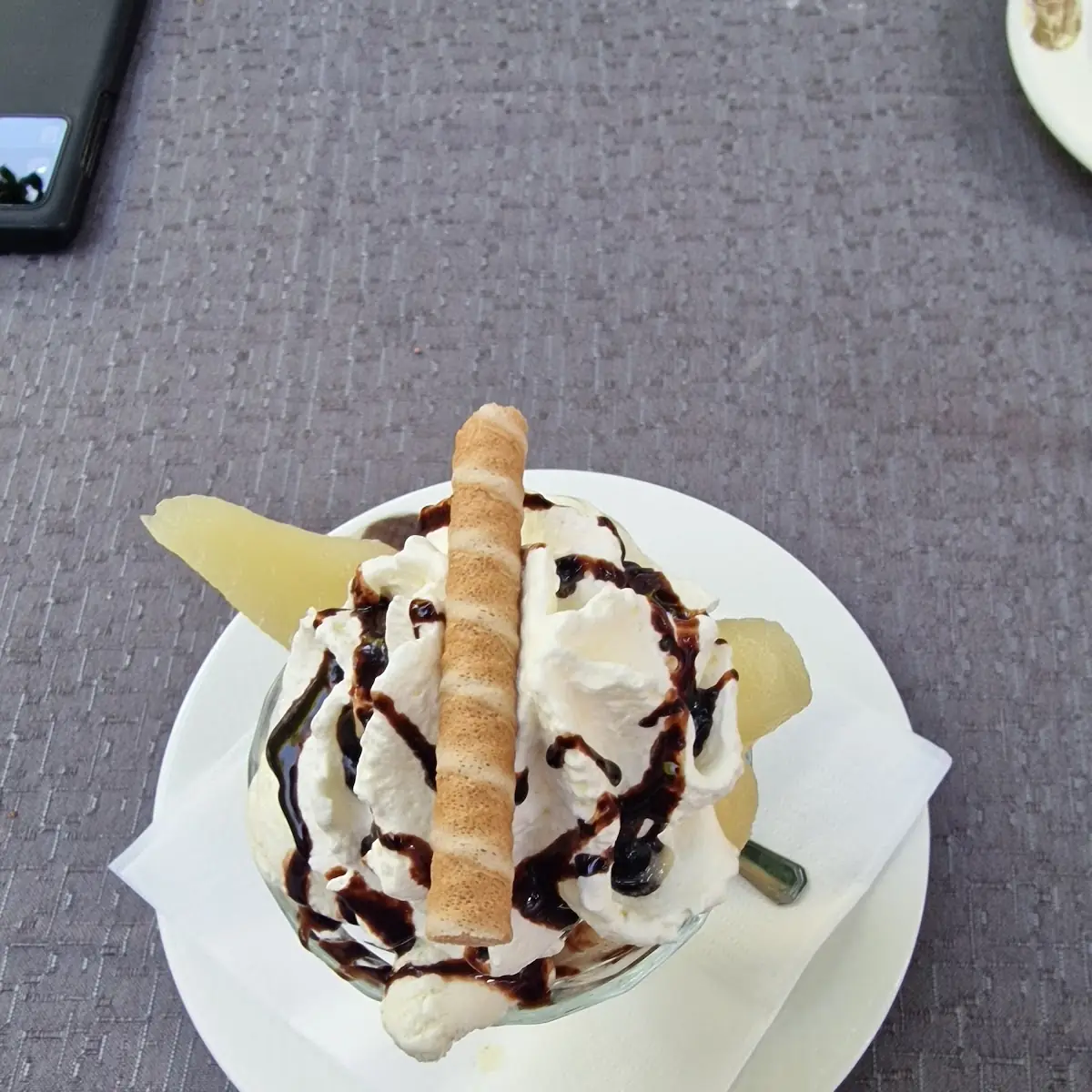 Gemischtes Eis Mit Schlagobers