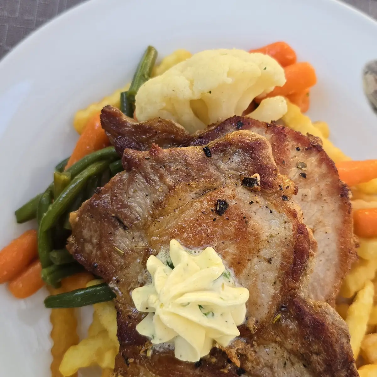 Grillkotelette Mit Pommes Frites Und Gemüse