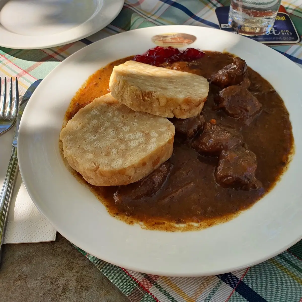 Wildragout Mit Serviettenknödel