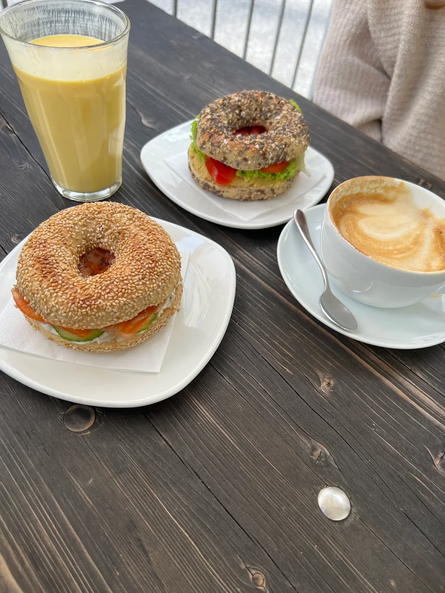 Lachs Bagel Veggie Bagel Cappuccino Und Mango Lassi