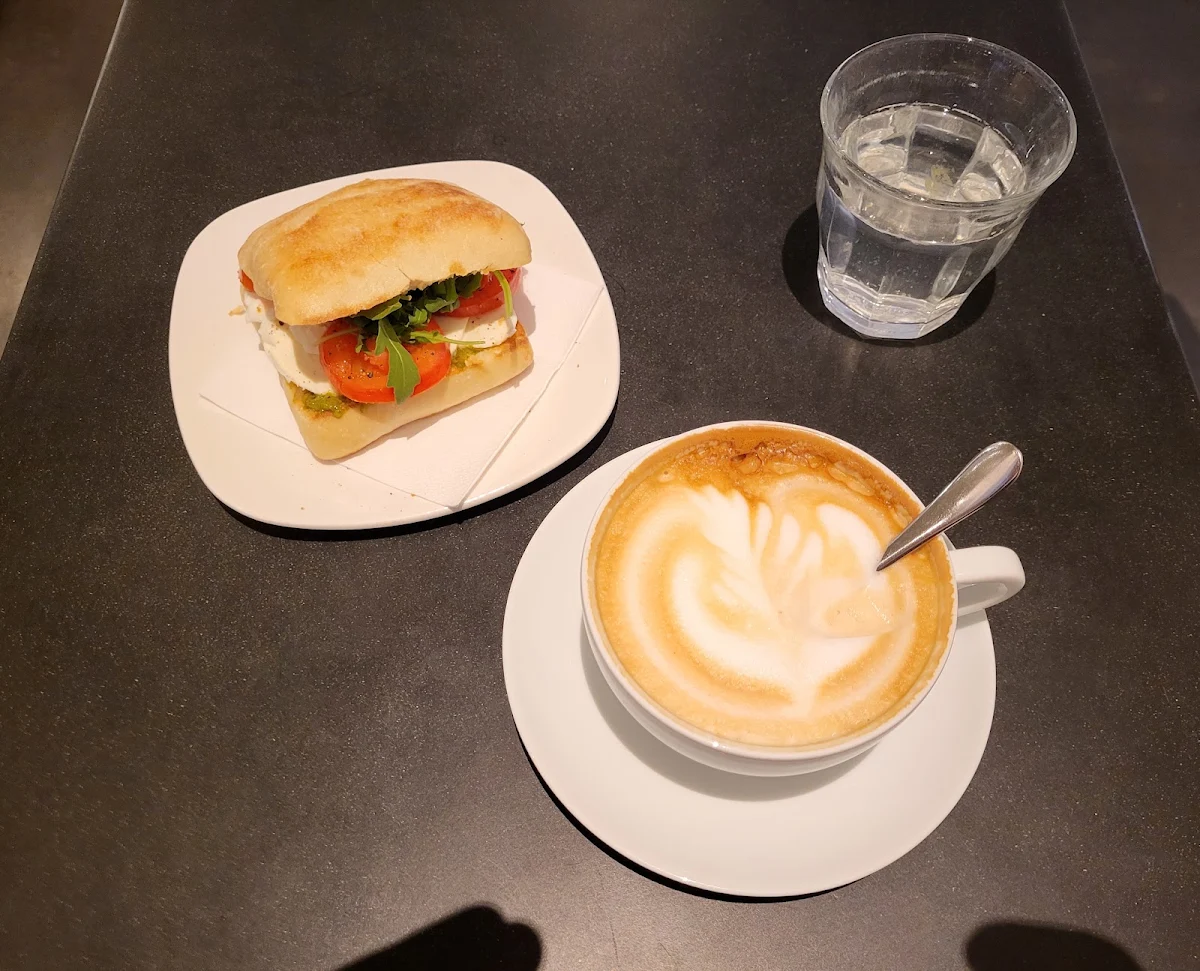 Tomate Mozarella Ciabatta Und Großer Cappuccino