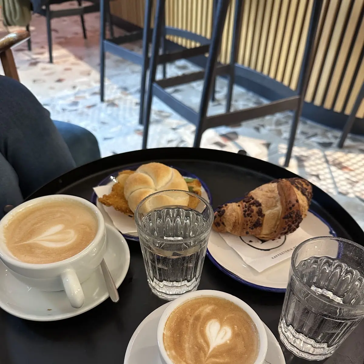 Schnitzelsemmel Schokocroissant