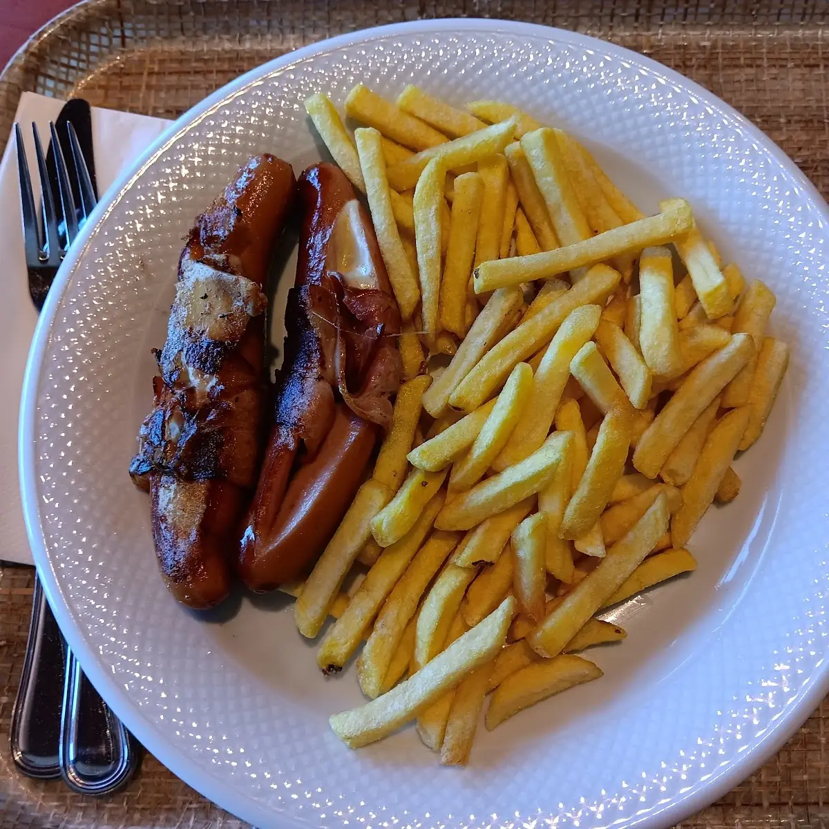 Berner Würstel Mit Pommes