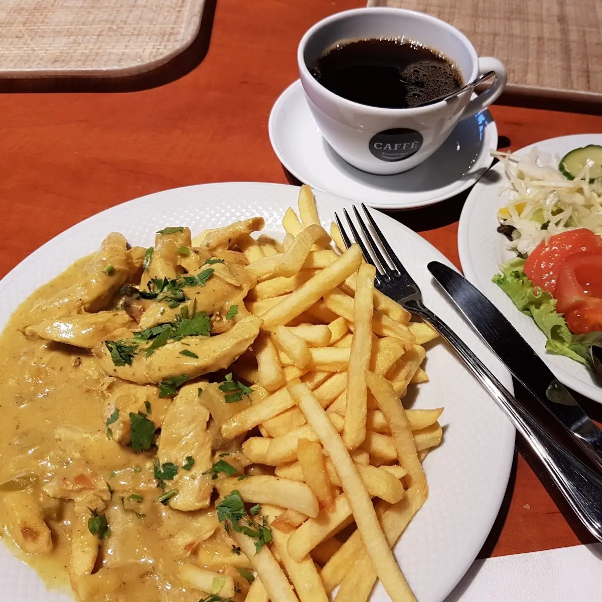 Hähnchen Geschnetzeltes Mit Pommes Und Salat