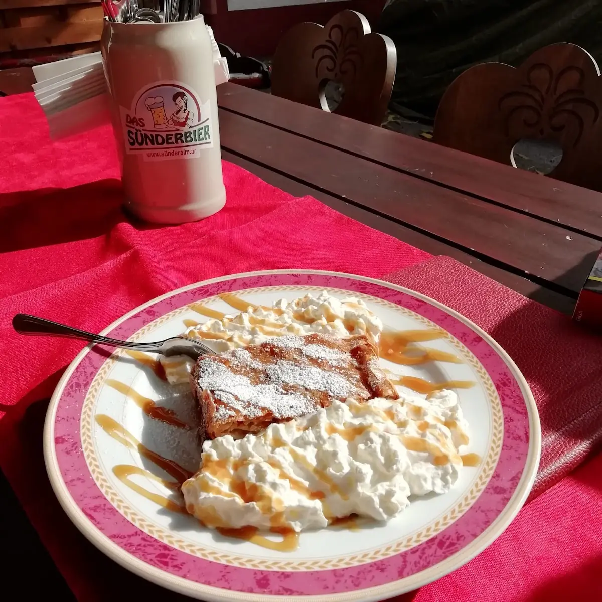 Apfelstrudel Mit Vanillesauce, Die Sünderalm