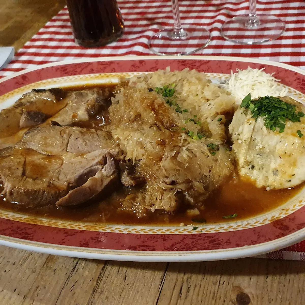Hauswurst Mit Rostkartoffel Und Sauerkraut, Die Sünderalm