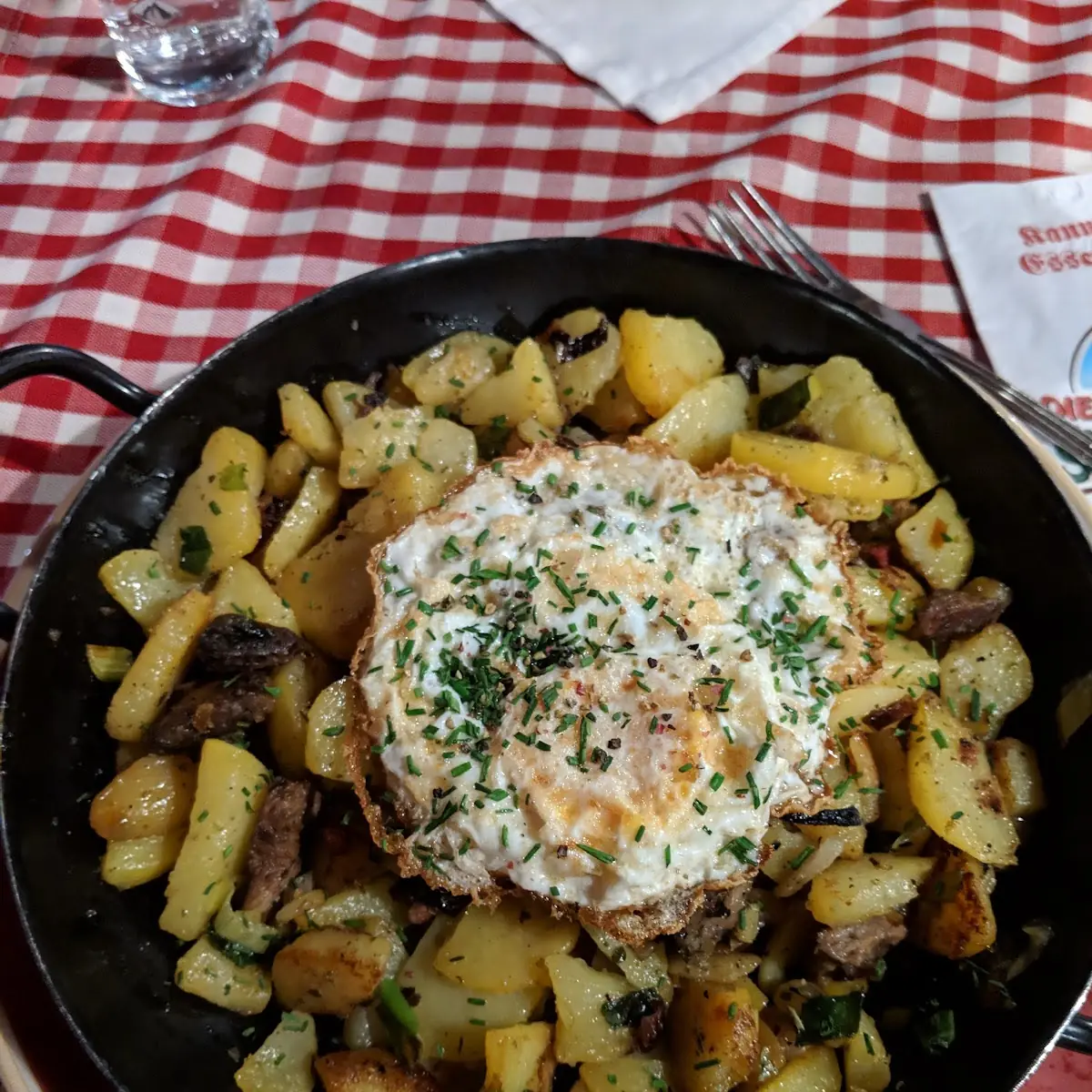 Tiroler Gröstl Fallengericht Mit Kartoffeln Zwiebeln Speck Rindfleisch Und Einem Spiegelei