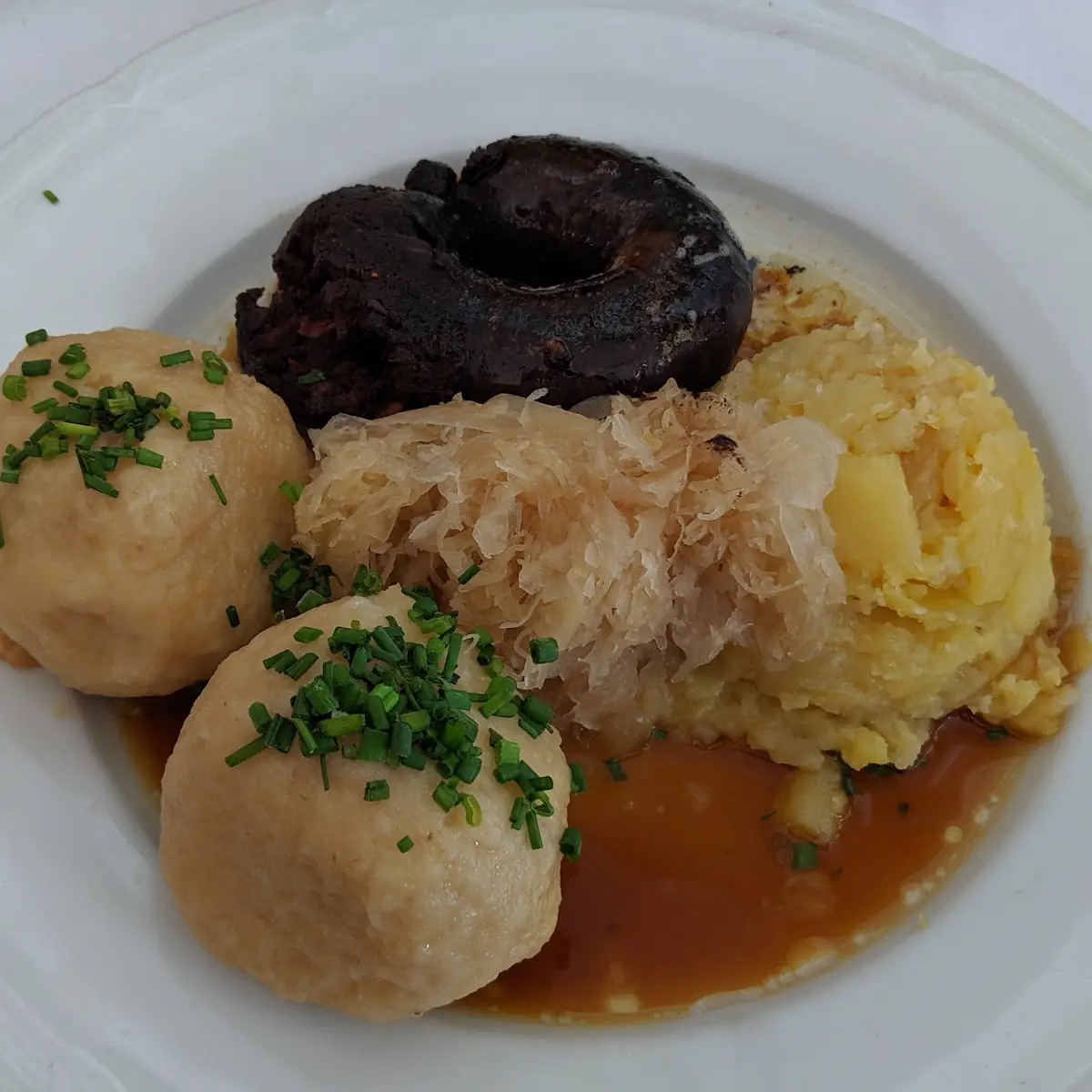 Blutwurst Speckknoedeln Sauerkraut Und Kartoffelschmarren
