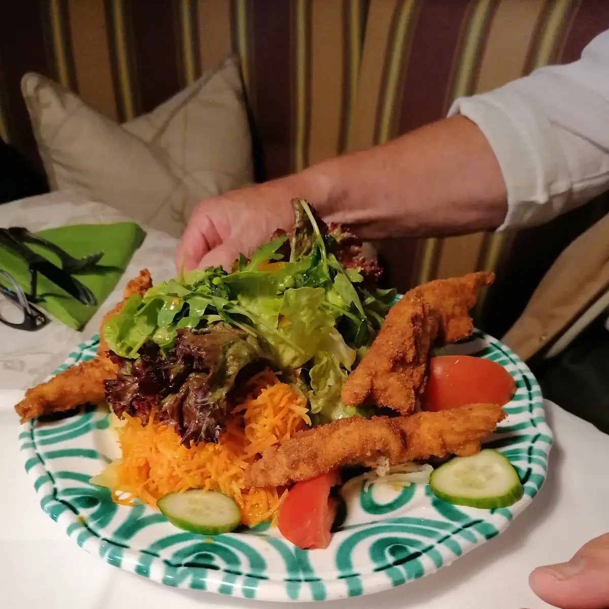 Gemischter Salat Mit Gebackenen Hühnerfilet