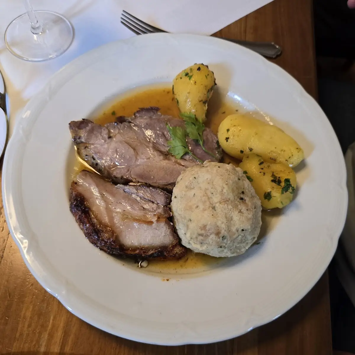 Schweinebraten Mit Knödel Und Bier