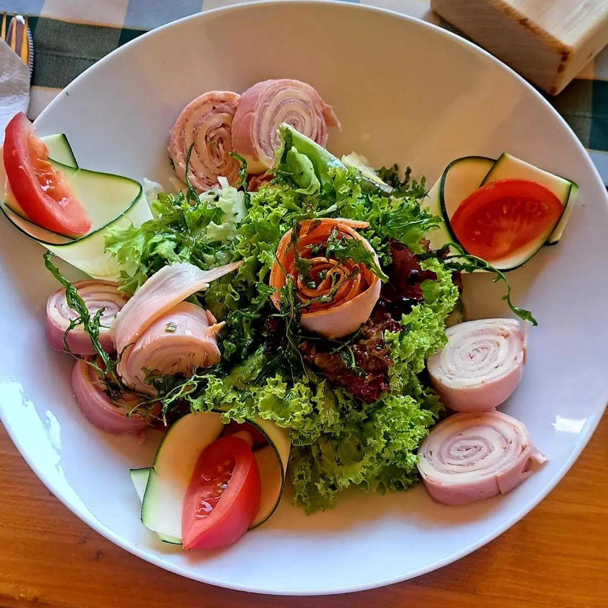 Gemischter Salat Mit Schinken Und Käse