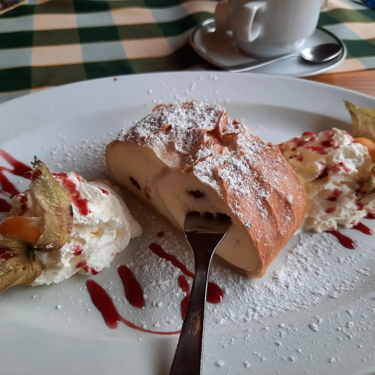 Warmer Topfenstrudel Mit Schlag