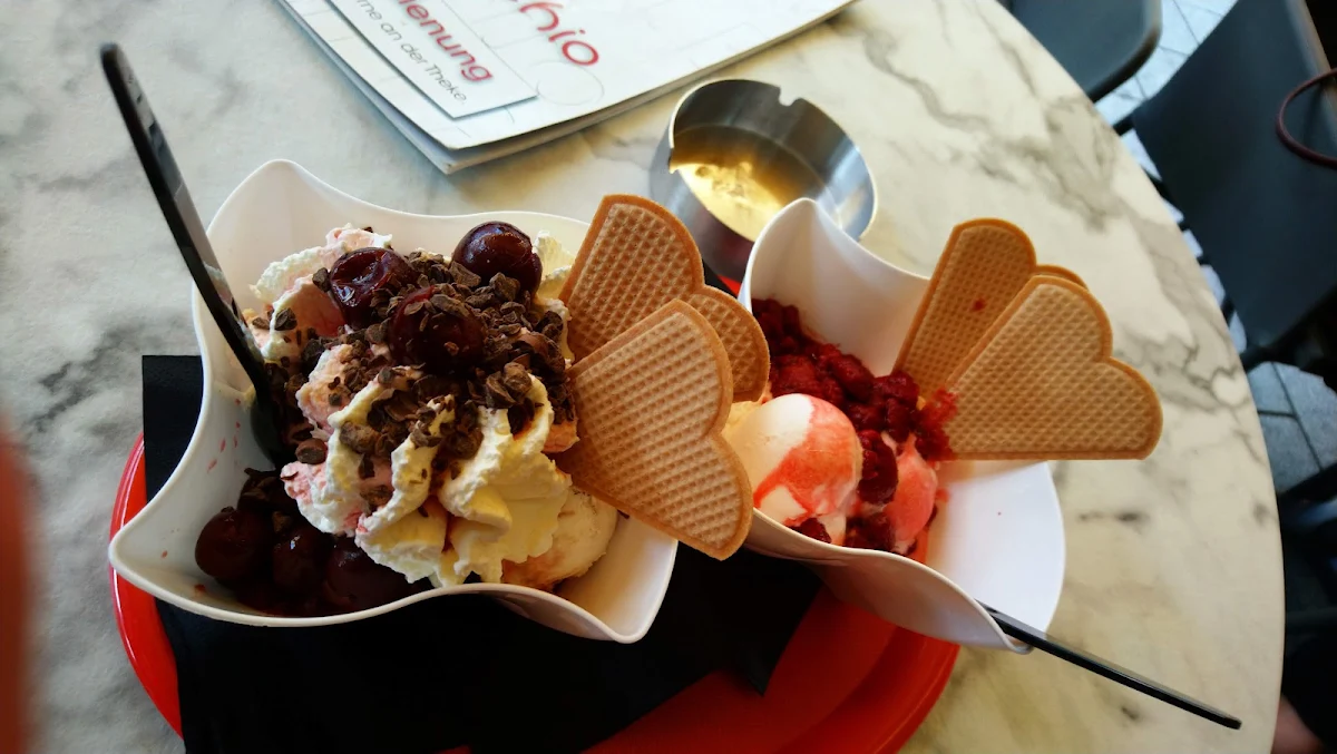 Amarena Becher Und Heiße Liebe