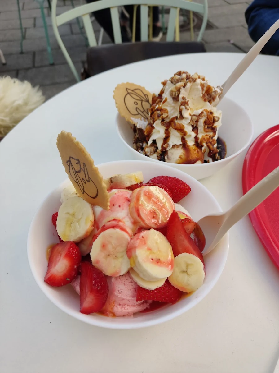 Erdbeer- Und Krokant-becher