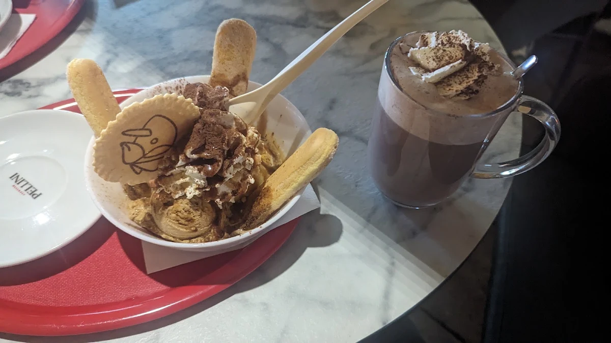 Tiramisu Becher & Heiße Schokolade Mit Sahne